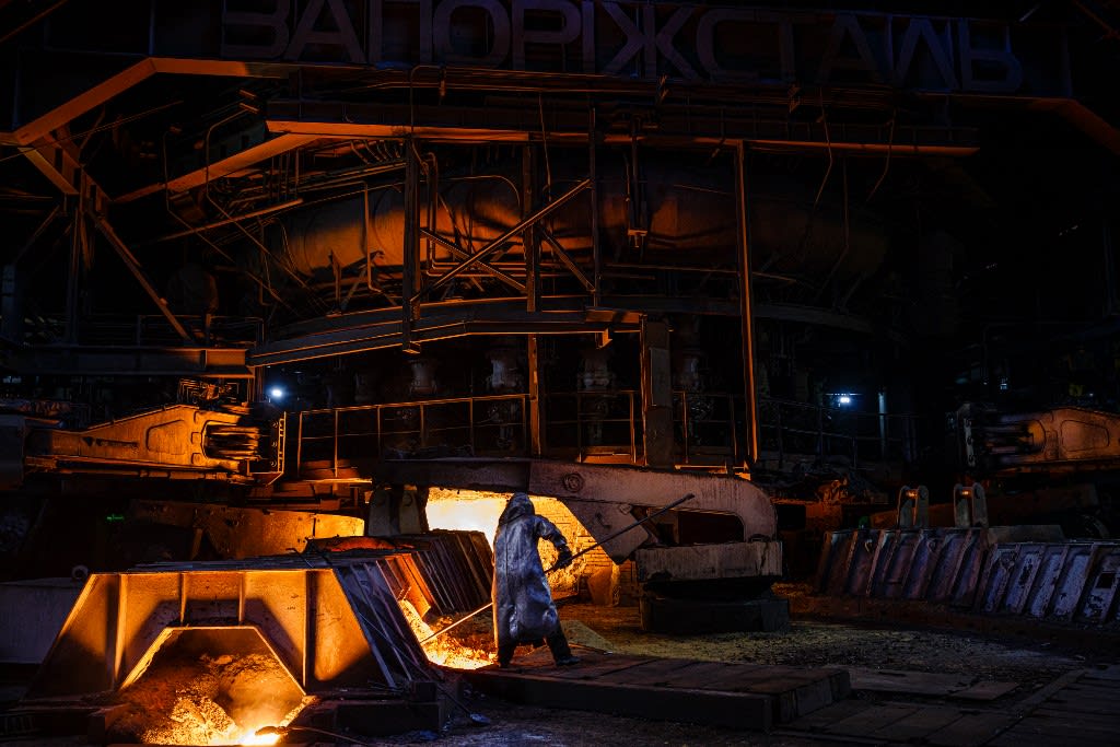 Công nhân làm việc trong nhà máy thép Zaporizhstal (ảnh: Redit)