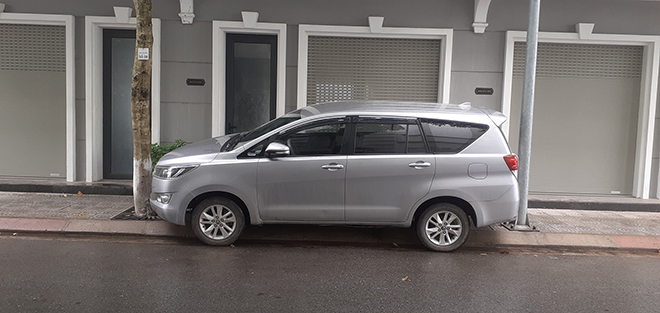 Toyota Innova &#34;lên tiếng&#34; đáp trả màn đỗ xe siêu nét của Xpander tại hồ Tây - 4