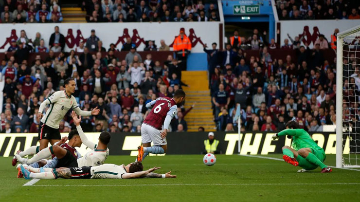 Aston Villa bất ngờ dẫn trước Liverpool nhờ pha lập công của Douglas Luiz đầu trận