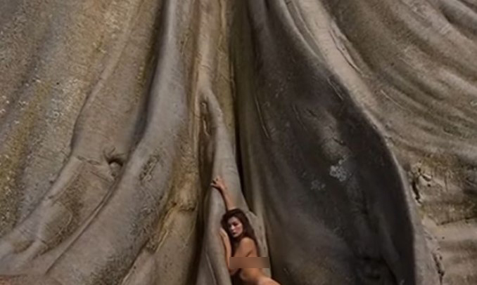 Nữ du khách Nga Alina Fazleeva khỏa thân chụp ảnh dưới gốc cây thiêng trên đảo Bali, Indonesia. Ảnh: Viral Press