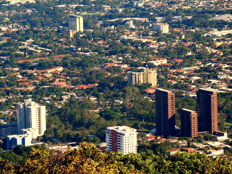 Hiện El Salvador là quốc gia nghèo có tỷ lệ nợ khá cao, vào khoảng 100% GDP hồi năm 2021.
