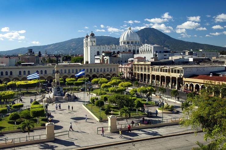 Nền kinh tế El Salvador chủ yếu dựa vào kiều hối từ Mỹ và nông nghiệp với những sản phẩm truyền thống miền nhiệt đới.
