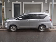 Tin tức ô tô - Toyota Innova &quot;lên tiếng&quot; đáp trả màn đỗ xe siêu nét của Xpander tại hồ Tây