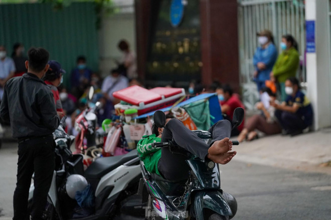 Một bác tài tranh thủ ngả lưng trong khi chờ khách làm thủ tục.