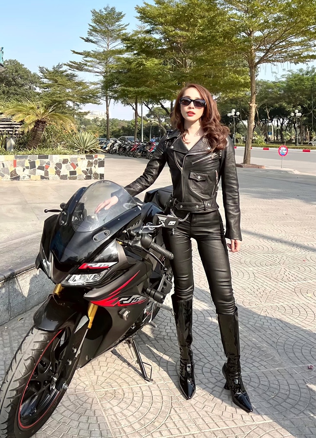 Có ít đất diễn, song mỗi lần xuất hiện Minh Minh đều chiếm 'spotlight' khi đi xe moto phân khối lớn, diện toàn trang phục cá tính đúng chất “chị đại”.
