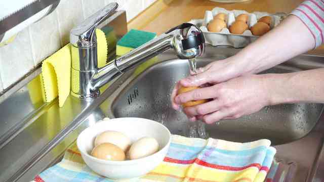 Rửa trứng sẽ mất lớp màng bảo vệ khiến trứng dễ nhiễm khuẩn.
