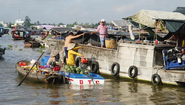 Thương hồ mua bán tại chợ nổi Cái Răng, TP Cần Thơ.