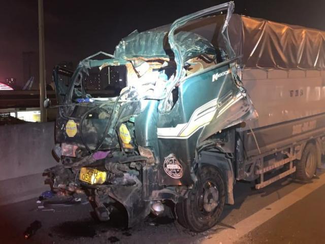 3 người mắc kẹt trong cabin xe tải sau tai nạn, 1 người chết