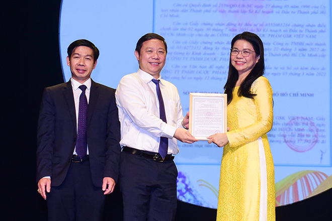Bác sĩ Phạm Thị Mỹ Liên, Chủ tịch Công ty TNHH Dược phẩm GSK Việt Nam tiếp nhận giấy phép đầu tư từ Lãnh đạo Uỷ ban Nhân dân thành phố và Sở Kế hoạch và Đầu tư TP Hồ Chí Minh