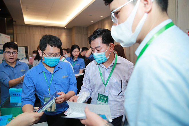 Từ đầu giờ khai mạc, khu trưng bày sản phẩm LabVIETCHEM đã thu hút lượng lớn khách tham quan