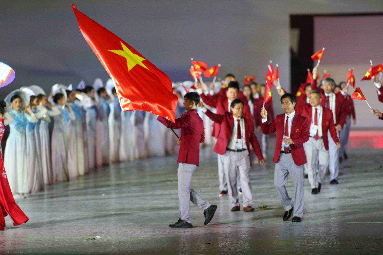 Đoàn thể thao Việt Nam tiến vào sân khấu với tư cách chủ nhà tổ chức SEA Games 31