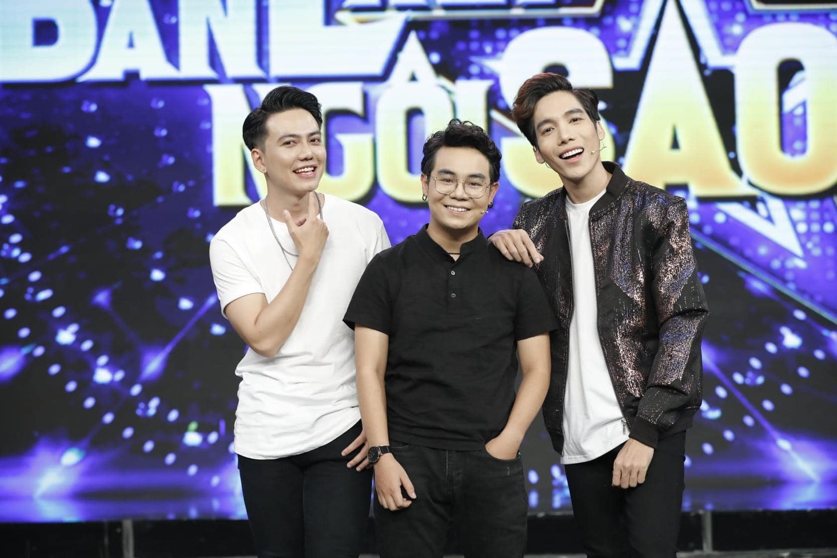 Bé Châu (ở giữa) trong một chương trình gameshow