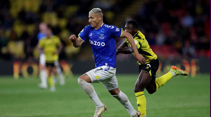 Richarlison kém may mắn khi bị cột dọc từ chối bàn thắng trong trận Watford - Everton