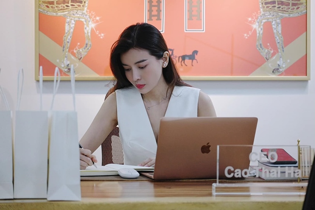 Cao Thái Hà hiện là CEO thương hiệu mỹ phẩm sản xuất bởi công nghệ Hàn Quốc.&nbsp;
