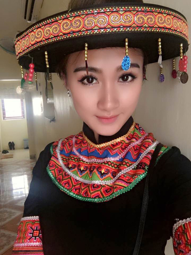 Năm 2016, Hà Nhung trở thành cái tên hot trên mạng với bức ảnh lái xe điện được một du khách đăng tải. Cô được cộng đồng mạng đặt cho biệt danh “cô gái lái xe xinh đẹp nhất Vịnh Bắc Bộ”.
