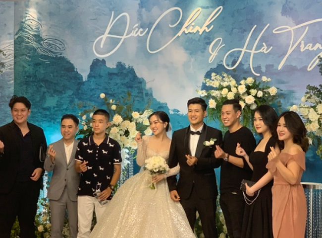 Trong tiệc cưới của Hà Đức Chinh mới đây, Hoàng Anh Ốc cũng tham dự và chụp hình cùng nhiều người bạn.
