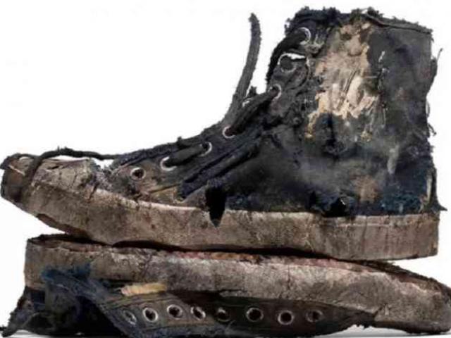 Mẫu giày rách ”vứt đi không ai buồn nhặt” được bán giá 42 triệu đồng