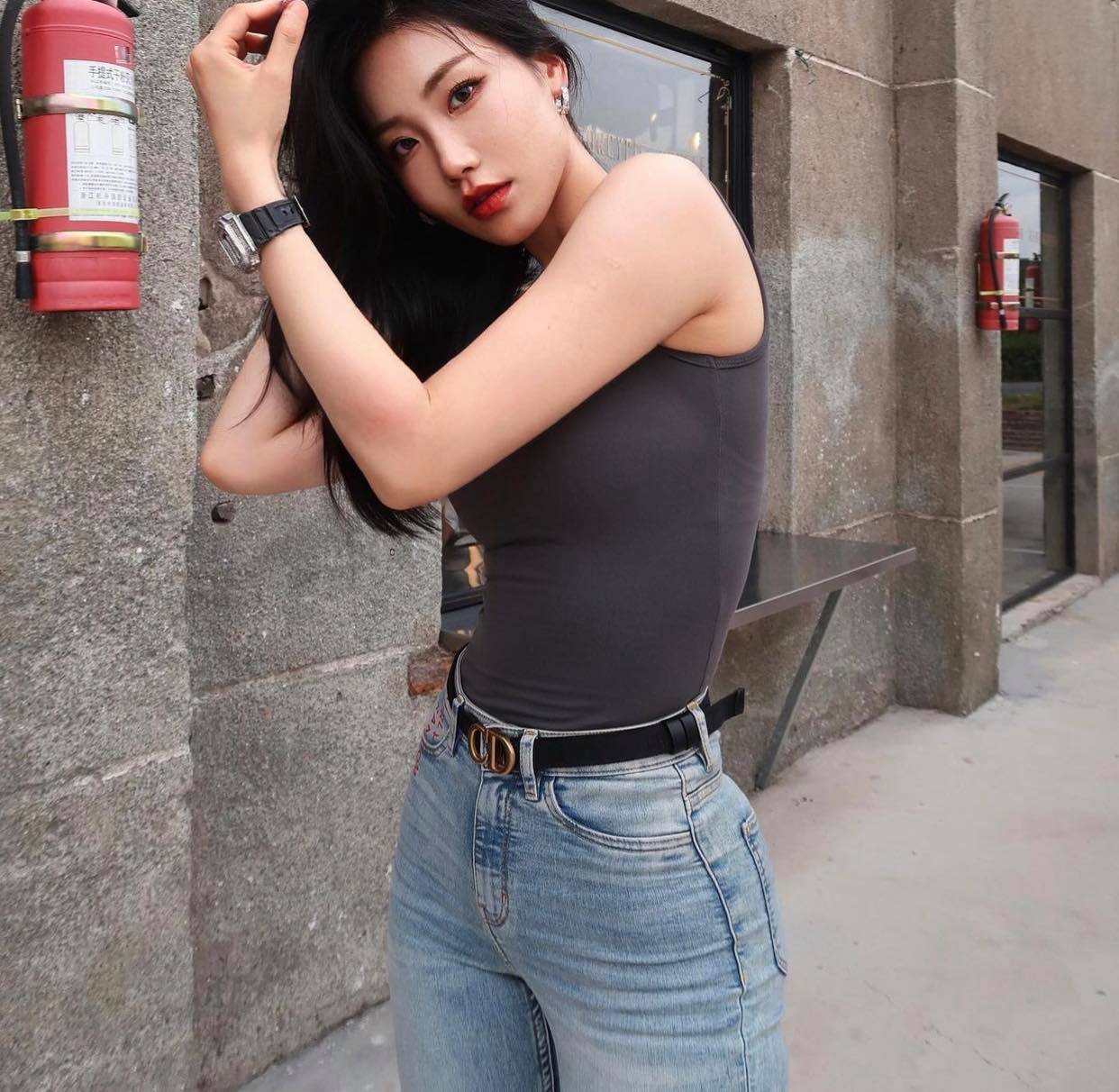 Diện quần jeans kết hợp áo ôm sát cơ thể là công thức phối đồ mà nhiều chị em vẫn thường áp dụng.