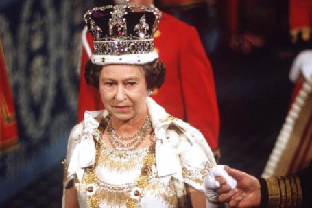 Choáng với bộ sưu tập vương miện và trang sức xa hoa của Nữ hoàng Elizabeth II
