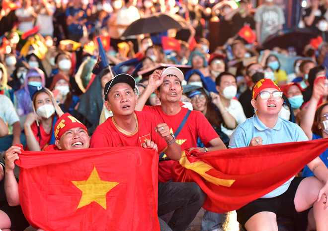 CĐV trên phố đi bộ Nguyễn Huệ vỡ oà khi U23 Việt Nam thắng U23 Myanmar - 13