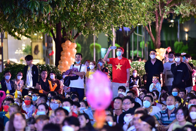 Trong trận đấu sớm vào chiều cùng ngày, Indonesia thắng Philippines 4-0 và tạm dẫn đầu bảng A nhờ hơn Myanmar hiệu số. U23 Việt Nam phải thắng Myanmar để tiếp tục nắm lợi thế trong cuộc đua giành suất vào bán kết.