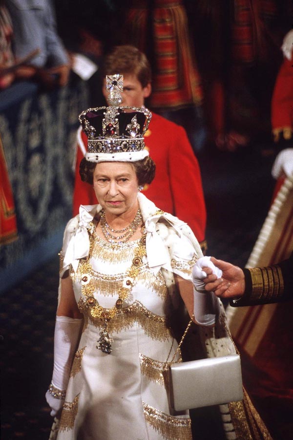 Choáng với bộ sưu tập vương miện và trang sức xa hoa của Nữ hoàng Elizabeth II - 1