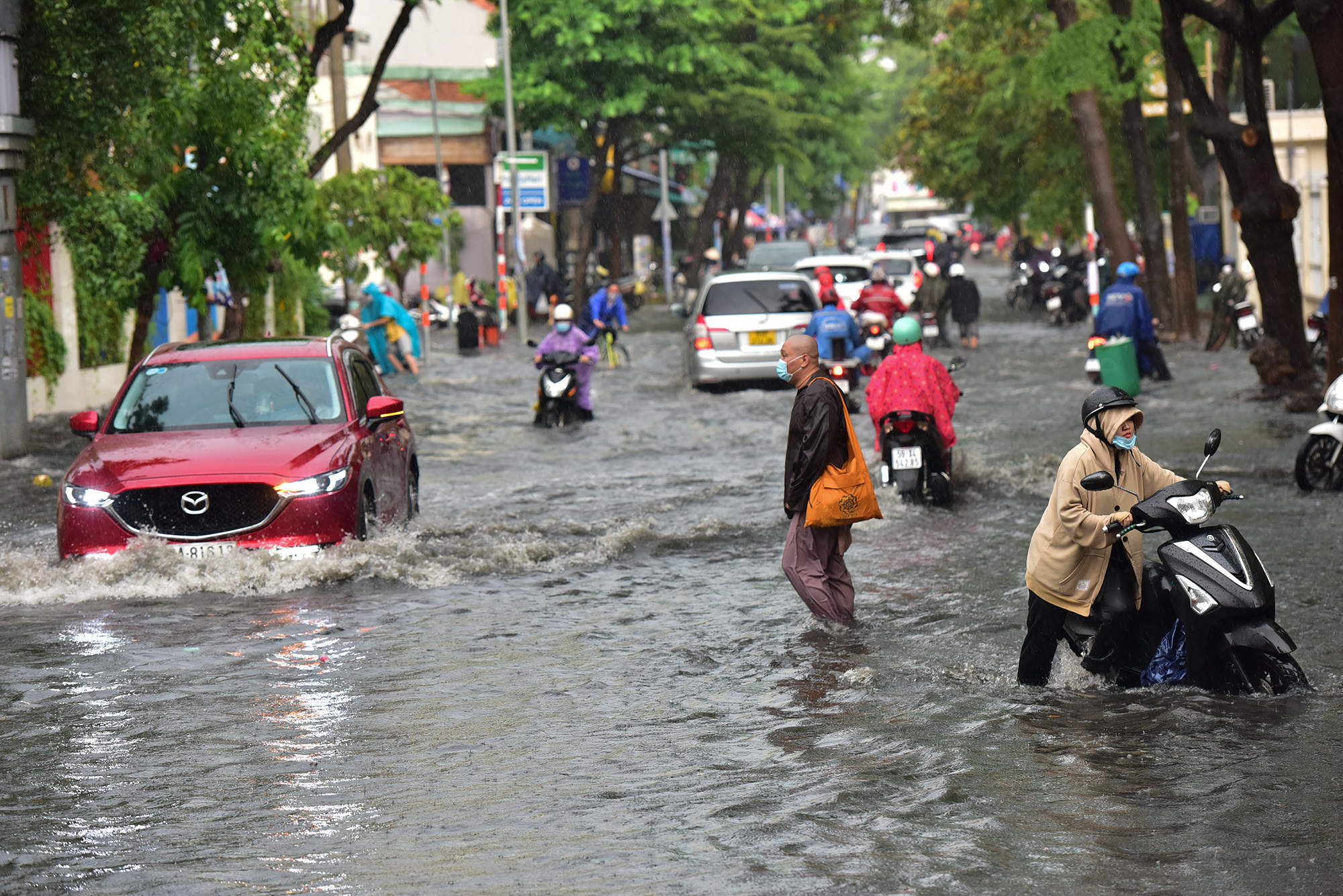 Từ khoảng 16h chiều 13/5, cơn mưa lớn xảy ra trên diện rộng tại TP.HCM. Nhiều tuyến đường ở khu vực TP Thủ Đức, quận Bình Thạnh bị ngập nặng.