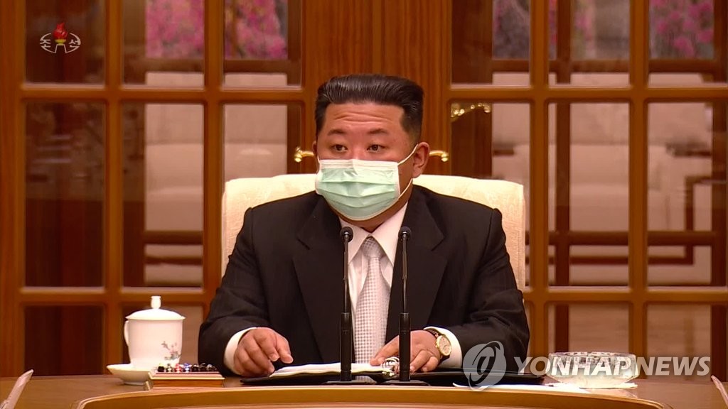Chủ tịch Triều Tiên Kim Jong Un lần đầu tiên được nhìn thấy đeo khẩu trang (ảnh: KCNA)