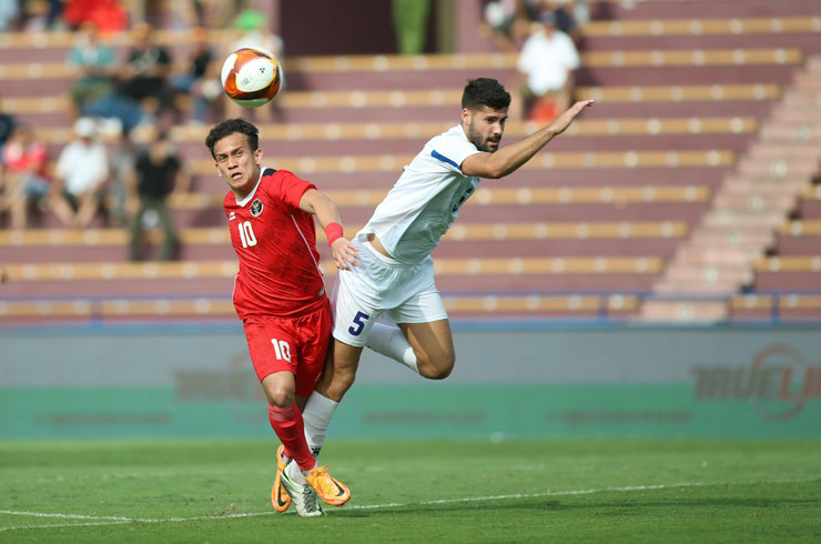 Egy Maulana (trái, U23 Indonesia) tranh bóng với Enrique Linares Fernandez