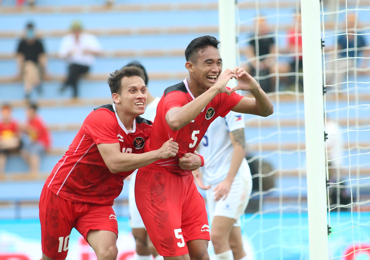 Pha bật cao đánh đầu thành bàn của Ricky Ridho bên phía U23 Indonesia cuối hiệp 1