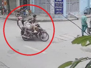 Tin tức trong ngày - Clip: 2 cô gái bị tông ngã ngửa vì đi xe máy sang đường như “trốn không người”