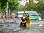 Tin tức trong ngày - TP.HCM: Mưa như trút nước, đường ngập như sông, xe chết máy la liệt