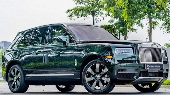 Một công ty nhập khẩu tư nhân ở Hà Nội vừa chia sẻ những hình ảnh của chiếc xe Rolls-Royce Cullinan màu xanh lục cực độc
