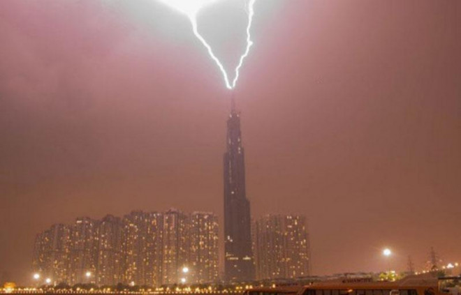 Hai tia sét cùng giáng xuống toà nhà Vinhomes Landmark 81 (phường 22, quận Bình Thạnh, TP Hồ Chí Minh).