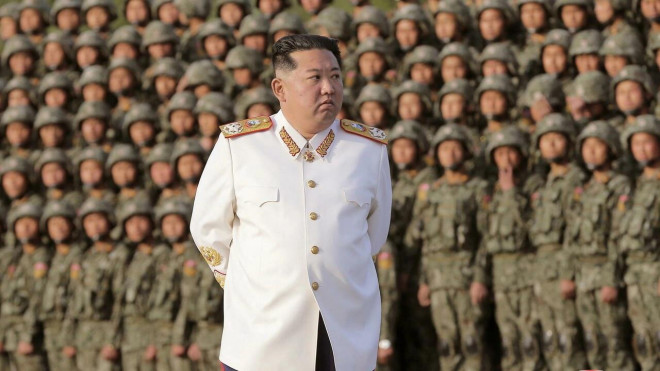Nhà lãnh đạo Kim Jong Un tại lễ duyệt binh kỷ niệm 90 năm Ngày thành lập Quân đội Cách mạng Nhân dân Triều Tiên. Ảnh: Reuters.