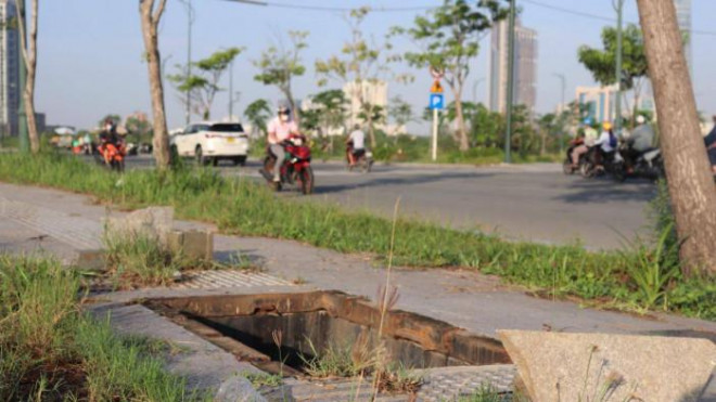 Mấy ngày qua, trên đường xuất hiện các hố ga không có nắp, không có cảnh báo của cơ quan quản lý.