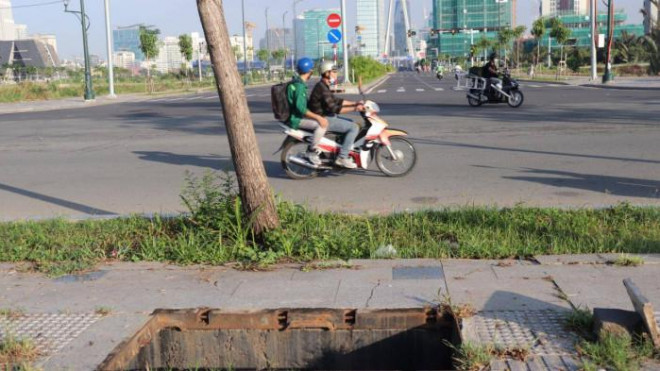 Được biết, đoạn đường này là đường ven hồ trung tâm (R2) và một phần đường ven sông Sài Gòn (R3) dài hơn 3km trong khu đô thị mới Thủ Thiêm.