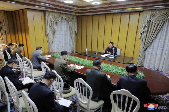 Ông Kim Jong-un thăm trụ sở phòng chống dịch bệnh khẩn cấp ở thủ đô Bình Nhưỡng hôm 12-5. Ảnh: Reuters