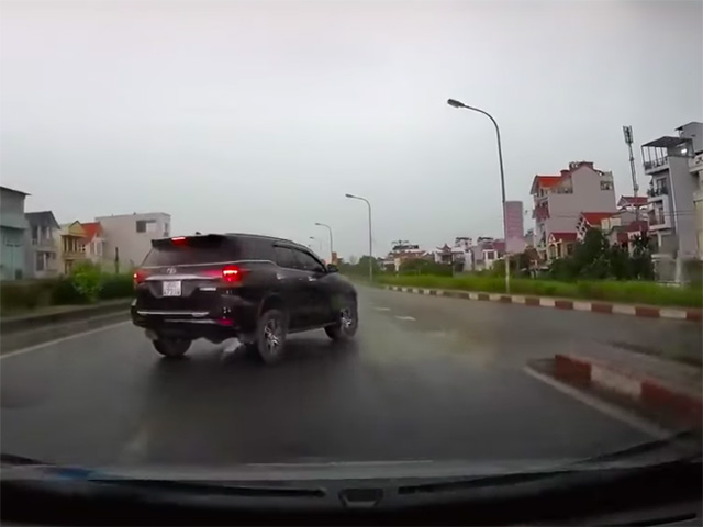 ”Ninja” Toyota Fortuner xi nhan trái nhưng lại rẽ phải