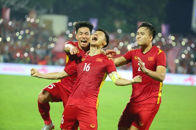 U23 Việt Nam cần tới pha toả sáng của Hùng Dũng để vượt qua U23 Myanmar đầy nhọc nhằn. (ảnh Trọng Tài)