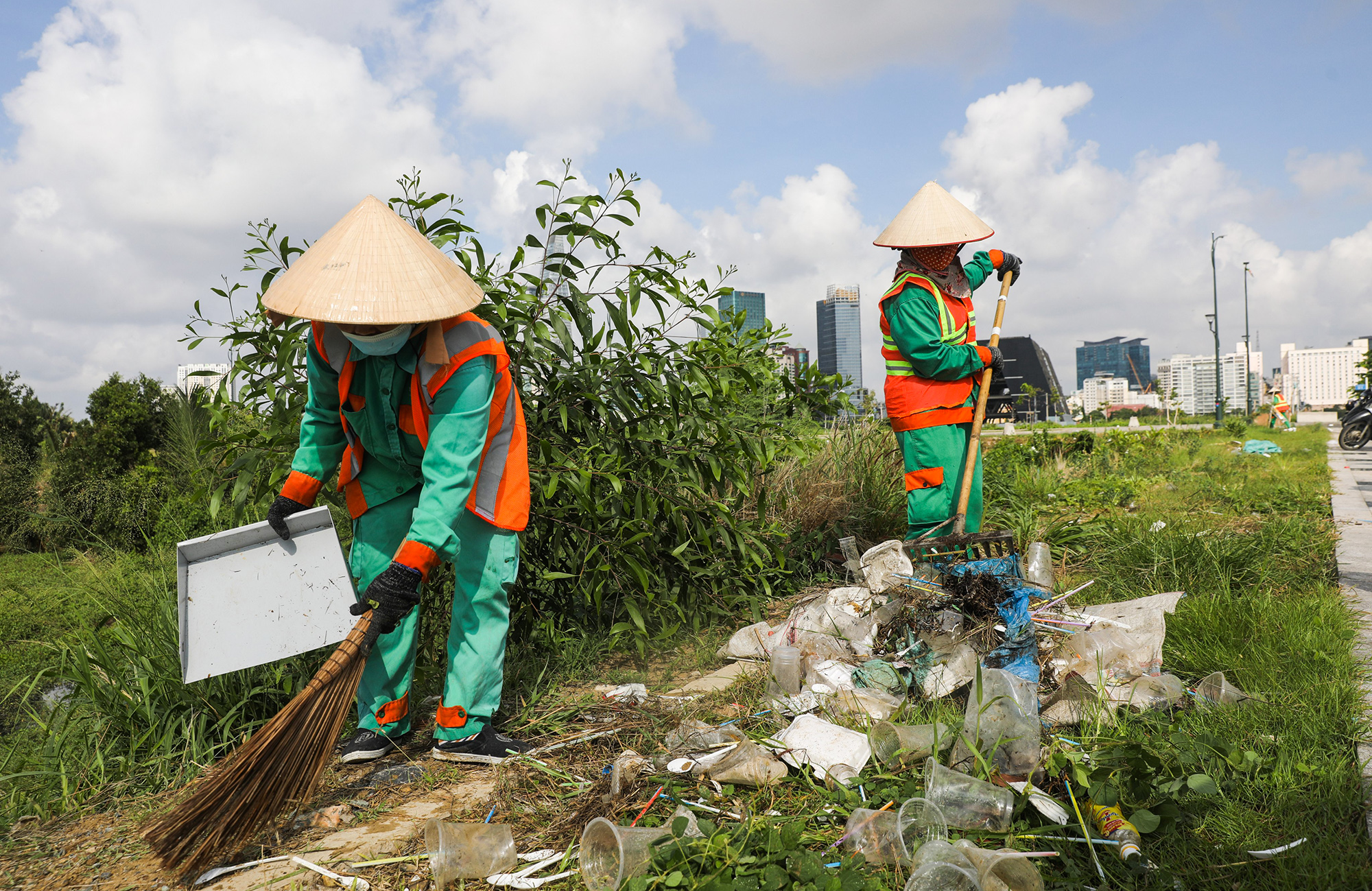 Ngày 14/5, gần 30 công nhân Công ty Dịch vụ công ích quận 2 thực hiện thu gom rác ở những lô đất trống, các tuyến đường mới được xây dựng trong khu đô thị Thủ Thiêm, TP Thủ Đức.