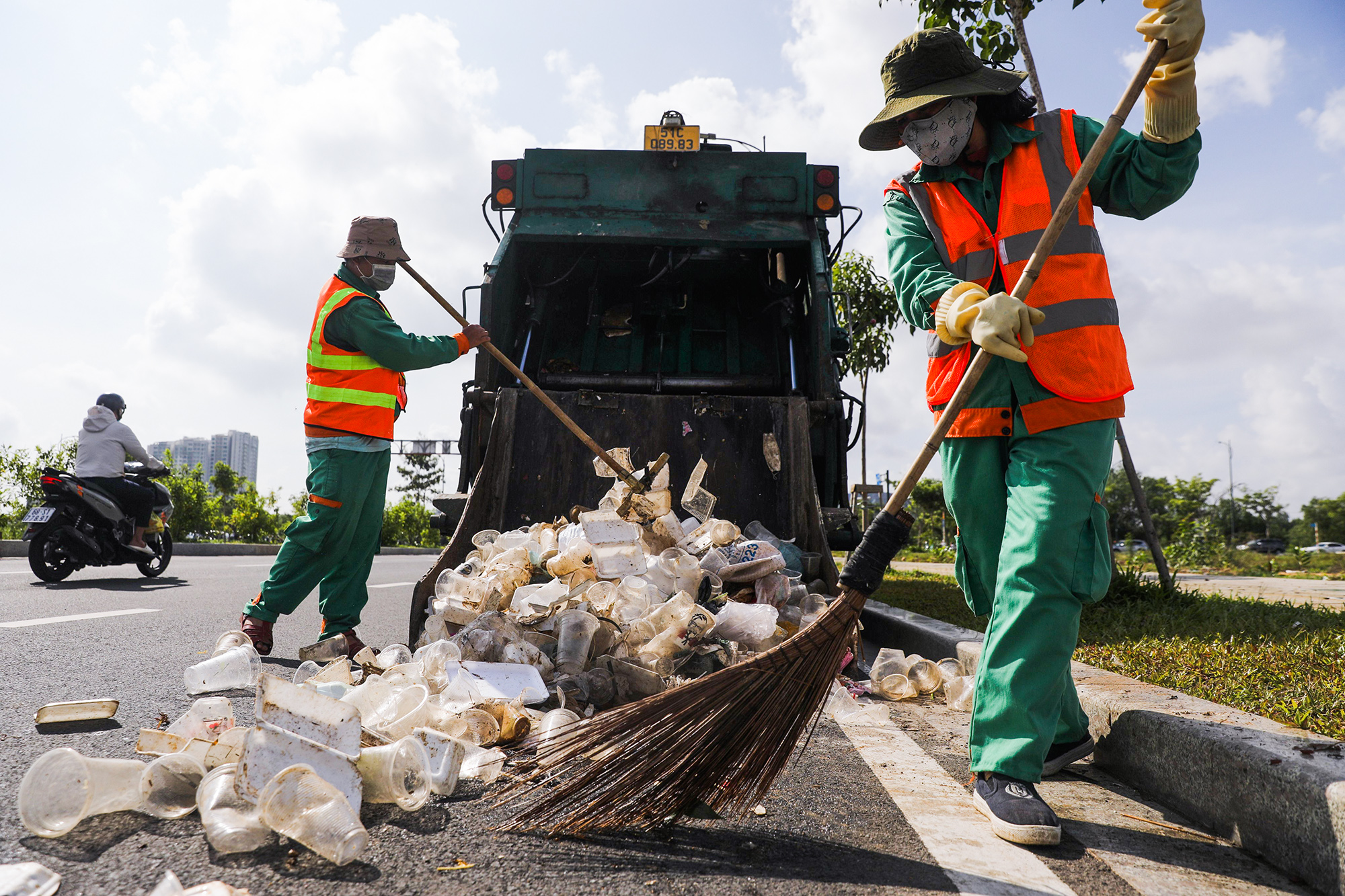 Đơn vị thu gom rác cho biết chỉ trong sáng qua đã thu gom được hàng tấn rác tại đây.