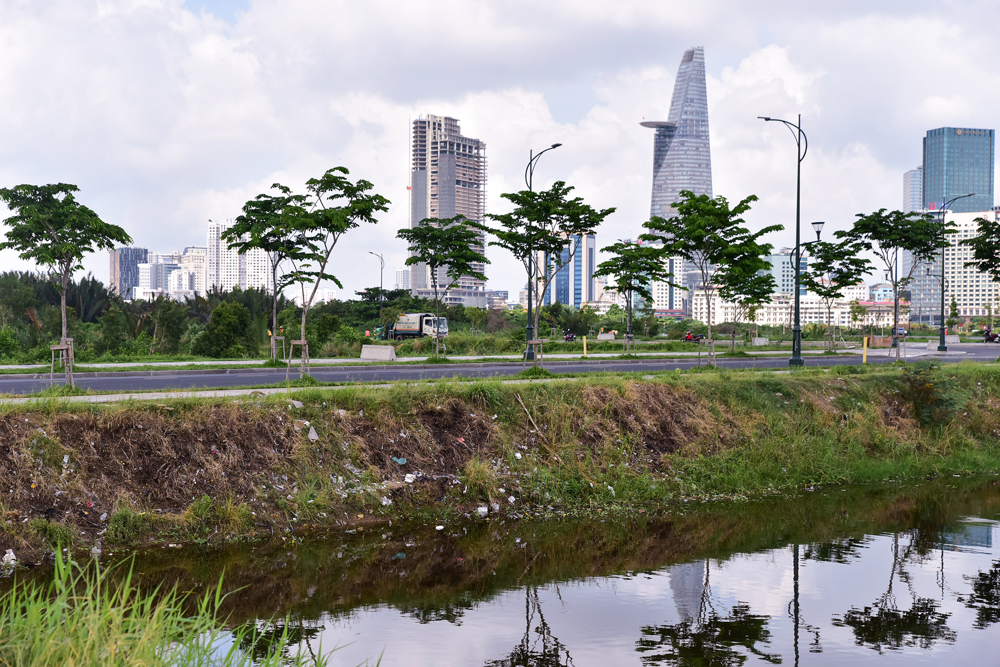 Trước đó, vào các buổi chiều hằng ngày, hàng rong tự phát đổ về bày bàn ghế, soạn đồ ăn, thức uống “cát cứ” dọc các con đường trong khu đô thị này để bán cho người tới đây vui chơi. Ngay bên cạnh những dãy bàn ghế là bãi rác chủ yếu do hàng quán xả ngay tại chỗ sau khi khách rời đi. Đến chiều 14/5, các bãi rác trên vỉa hè, mép hồ, bụi cây đã được dọn sạch, trả lại hiện trạng ban đầu.