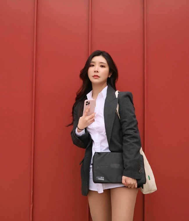 Park Hyun Seo ghi điểm nhờ phong cách thời trang thanh lịch, khi diện đồ công sở bao gồm quần short, áo vest, sơ mi trắng.
