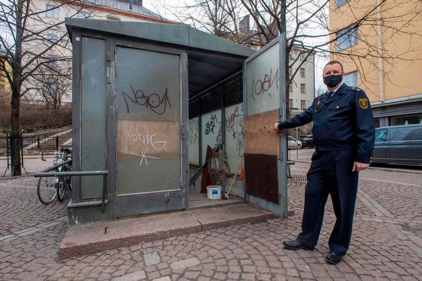 Cánh cửa cũ kĩ dẫn xuống hầm ngầm bên dưới thành phố Helsinki (ảnh: Daily Mail)