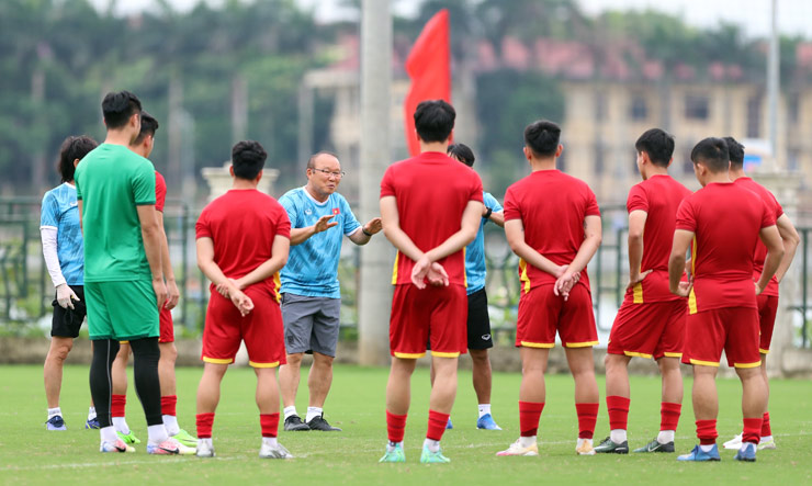 Tiếp đến, nhà cầm quân người Hàn Quốc tổ chức cuộc nói chuyện riêng với đội hình đá chính ở trận thắng U23 Myanmar.