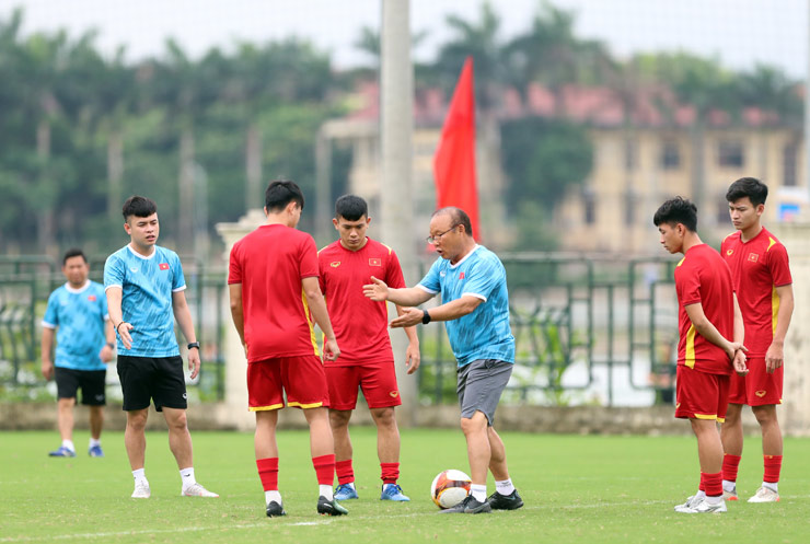 Không những thế, nhóm cầu thủ Văn Đô, Công Đến, Văn Xuân, Tuấn Tài tiếp tục được HLV Park Hang Seo chỉnh sửa một số động tác.