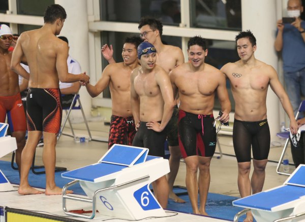 Nhà vô địch Olympic,&nbsp;Joseph Schooling (thứ 2 từ phải sang) chính là VĐV phạm quy khiến Singapore mất HCV