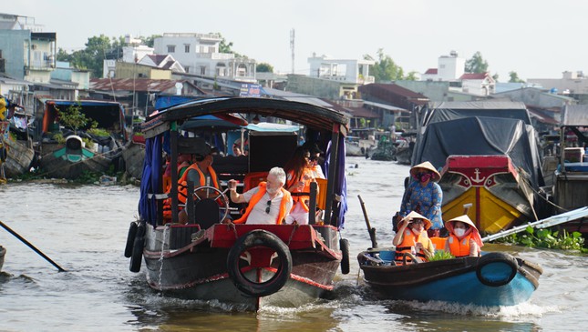 Du khách trong và ngoài nước tham quan chợ nổi Cái Răng.