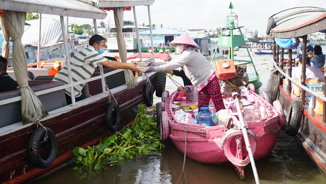 Chị Lan, du khách đến từ Hà Nội cho biết, xem trên mạng thấy chợ nổi có ghe bán bún màu hồng dễ thương nên đến đây tham quan và thưởng thức bún trên sông. Chiếc ghe dễ thương, thức ăn ngon và giá cả cũng không quá đắt. - Ảnh: Hòa Hội